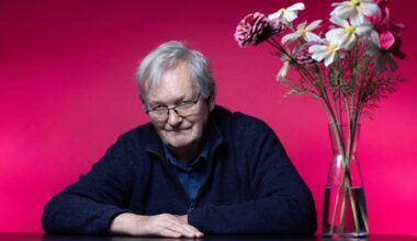 Le photographe britannique Martin Parr, célèbre pour son esthétique saturée, est décédé samedi à l’âge de 73 ans