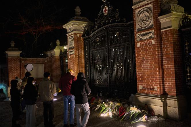Des étudiants de l’université Brown observent un moment de recueillement devant un mémorial improvisé en hommage aux victimes de la fusillade du 13 décembre, à l’extérieur du campus de l’université Brown, à Providence, dans l’État de Rhode Island, le 15 décembre 2025.