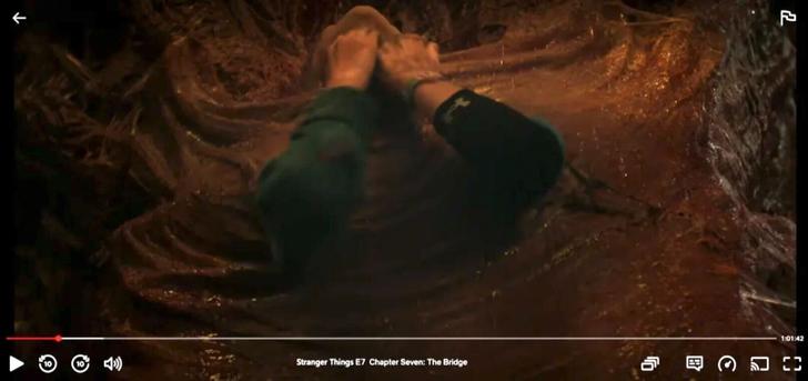 Capture d’écran, retouchée, pour mieux voir la présence de la marque Under Armour dans cette scène avec Holly Wheeler. 