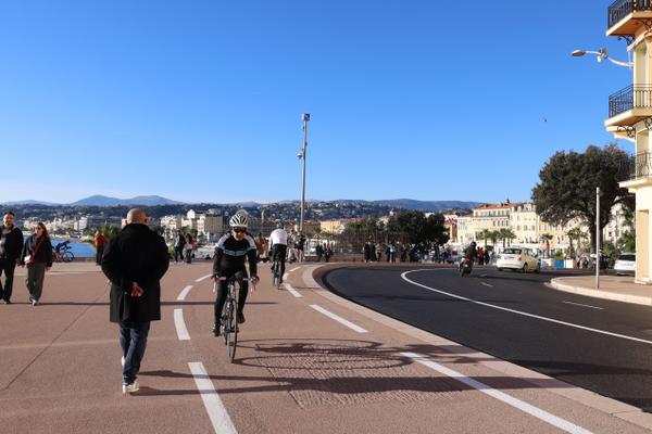 Le retour du double sens entre la promenade des Anglais et le port a entraîné le retour des vélos sur le trottoir. Photo Sébastien Botella 