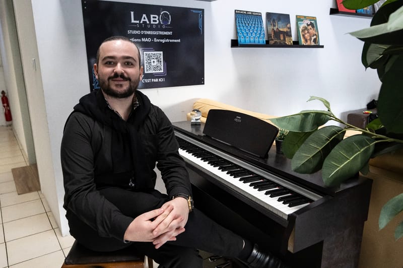 Matthieu Saliceti, propriétaire du studio de musique LABO, où il accueille une fois par semaine de jeunes adultes pour des séances d'art-thérapie à Aubagne, près de Marseille, le 4 décembre 2025