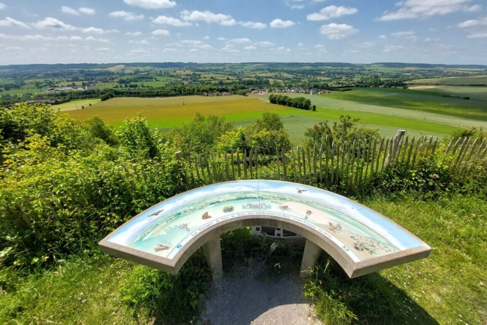 Une table d'orinetation sur les hauteurs de la Boutonnière à Osmoy-Saint-Valery.