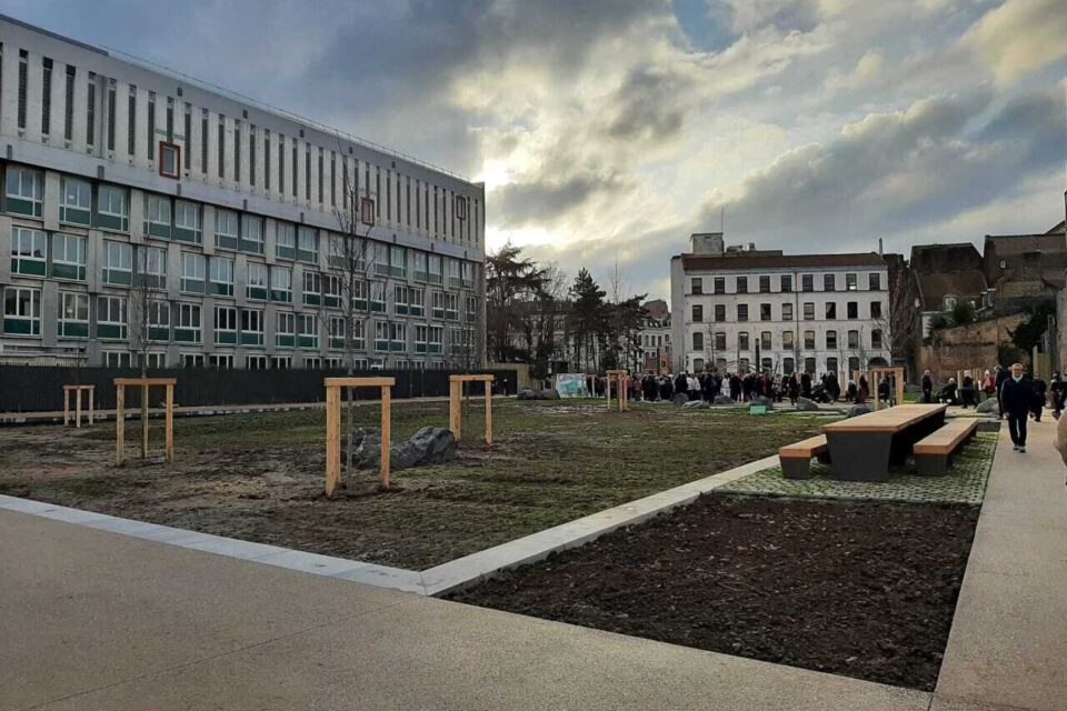 Voici le jardin Line Renaud, fraîchement inauguré dans le Vieux-Lille (Nord). Il deviendra bientôt verdoyant.