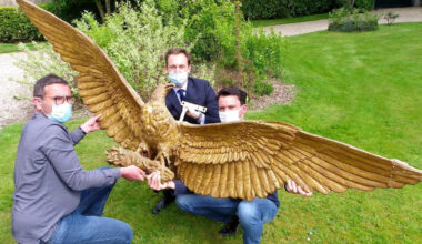 Retrouvée par hasard en Normandie, une grande sculpture d'aigle de Napoléon installée aux Invalides