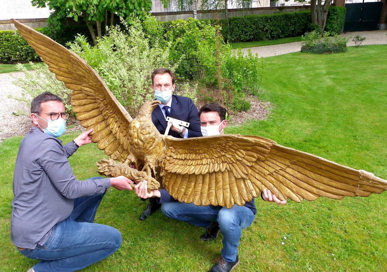 Retrouvée par hasard en Normandie, une grande sculpture d'aigle de Napoléon installée aux Invalides