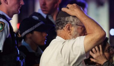 la communauté internationale dénonce une « odieuse attaque meurtrière » après une fusillade qui a fait 12 morts pendant une fête juive sur une plage de Sydney