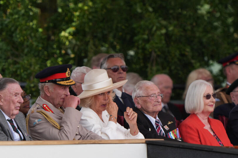 Lors de la cérémonie du 80e anniversaire de la victoire sur le Japon (VJ Day), le roi Charles III et la reine Camilla sont particulièrement émus face au discours d’un vétéran, le capitaine Yavar Abbas, qui évoque le cancer de son "courageux roi".