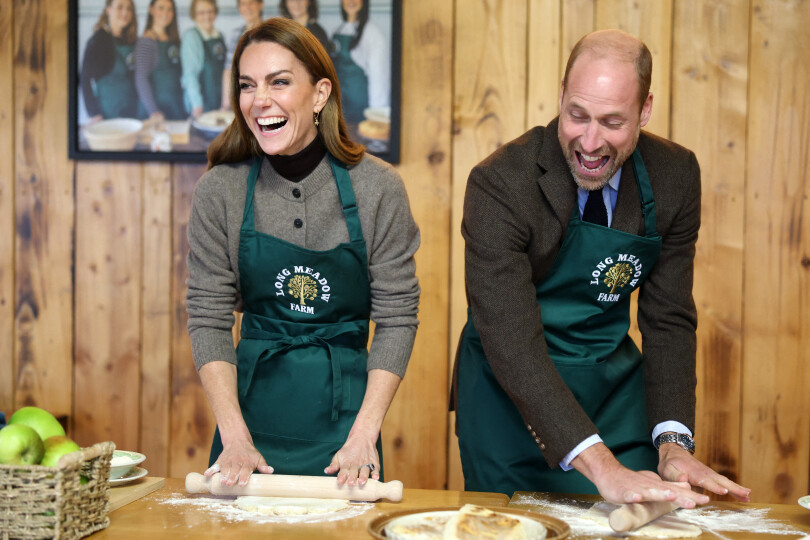 atWilliam et Catherine confectionnent un gateau de pommes lors de leur visite en Irlande du Nord.