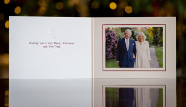 La carte de voeux 2025 du roi et de la reine d'Angleterre. Un clin d'oeil à leur visite d'Etat à Rome et leur 20 ans de mariage