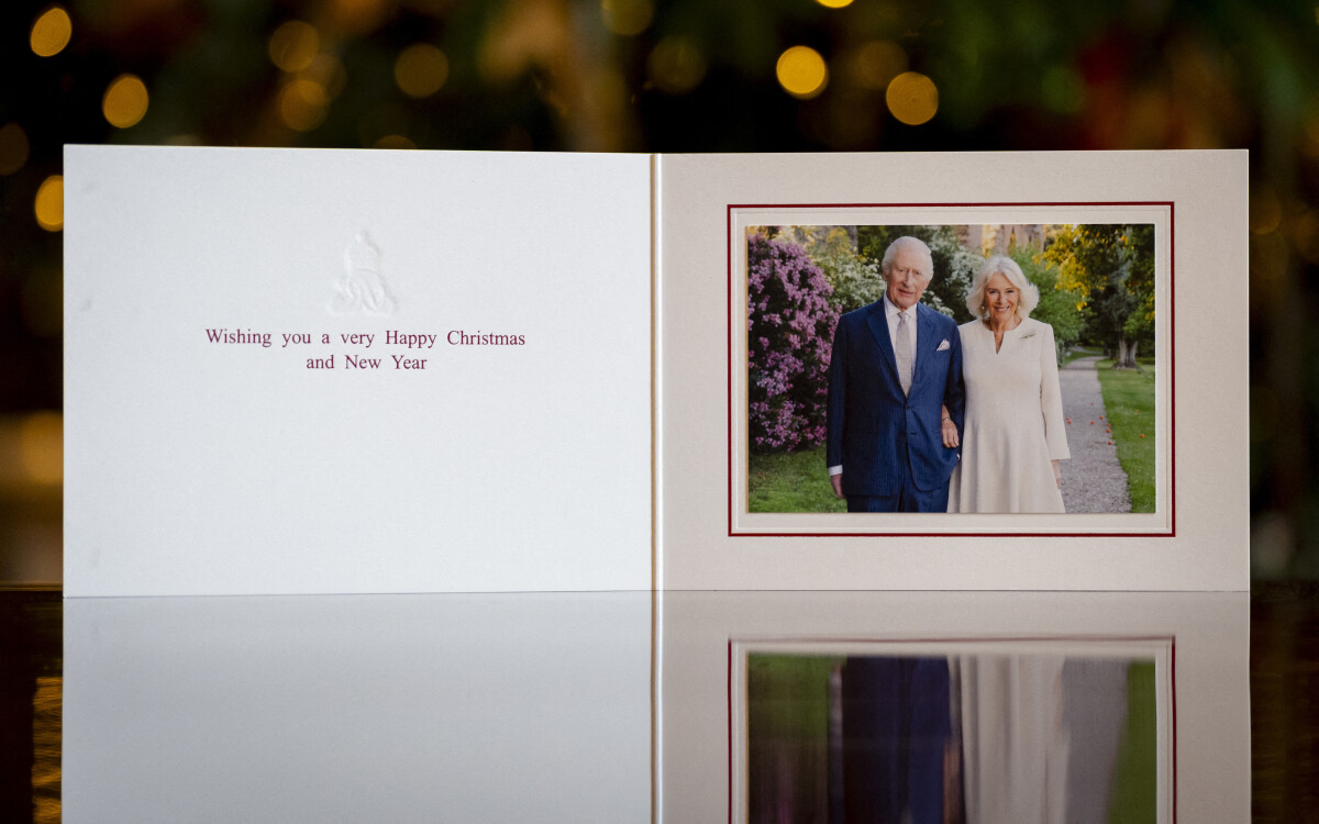 La carte de voeux 2025 du roi et de la reine d'Angleterre. Un clin d'oeil à leur visite d'Etat à Rome et leur 20 ans de mariage
