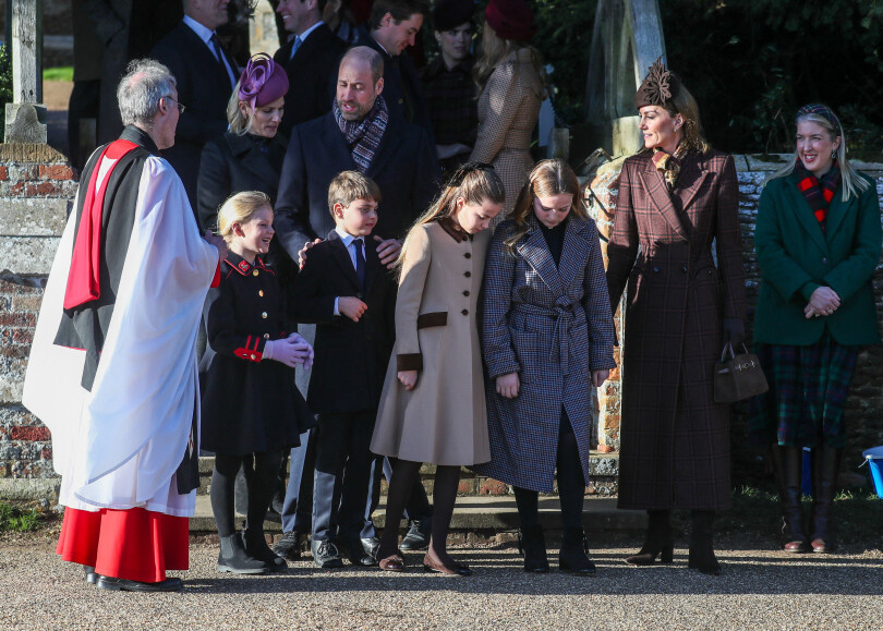 Lena Tindall, le prince Louis, la princesse Charlotte, Mia Tindall et le couple Galles à la sortie de l'église le 25 décembre 2025.