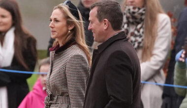 Peter Phillips et Harriet Sperling arrivent à une messe organisée le 28 décembre 2025 en l'église St Mary Magdalene, à Sandringham.