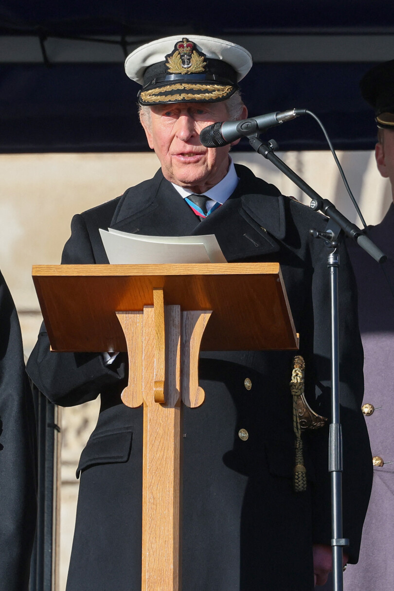 Charles III à la tribune au Britannia Royal Naval College à Dartmouth, le 19 décembre 2025.