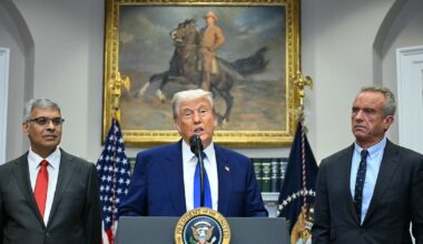 Le président américain Donald Trump entouré du ministre américain de la Santé Robert F. Kennedy Jr. (droite) et de Jayanta Bhattacharya (gauche), directeur de l'organisme chargé de la recherche médicale (NIH) à la Maison Blanche, le 12 mai 2025