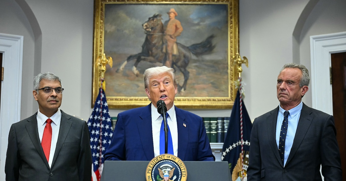 Le président américain Donald Trump entouré du ministre américain de la Santé Robert F. Kennedy Jr. (droite) et de Jayanta Bhattacharya (gauche), directeur de l'organisme chargé de la recherche médicale (NIH) à la Maison Blanche, le 12 mai 2025