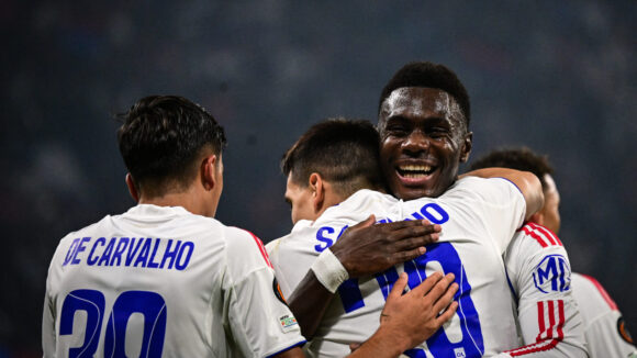 Moussa Niakhaté avec Martin Satriano et Mathys De Carvalho lors d'OL - Salzbourg