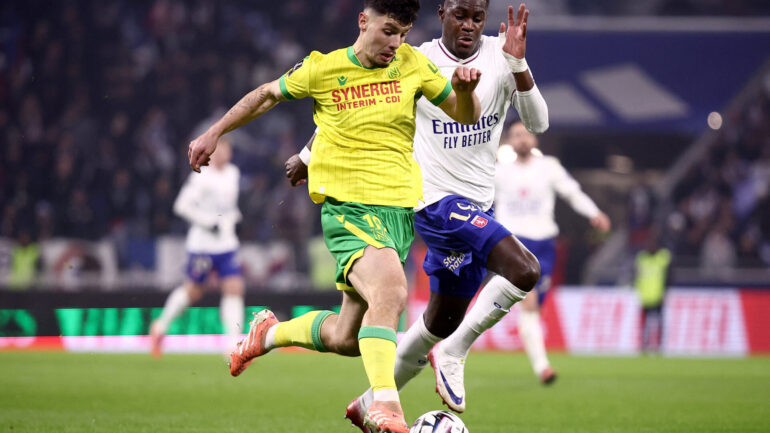 Moussa Niakhaté face à Matthis Abline lors d'OL - Nantes