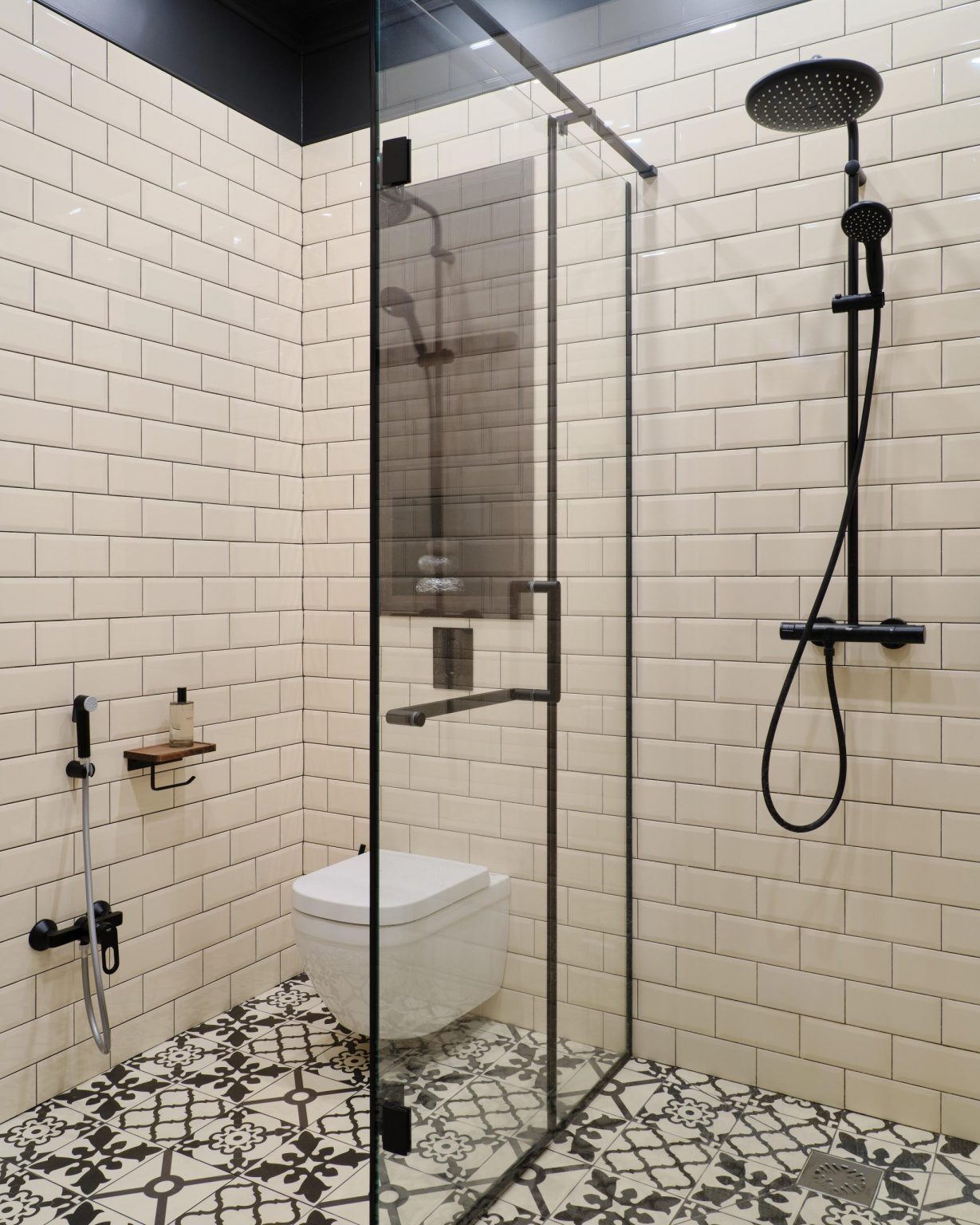 salle de bain blanche sol carreaux de ciment noir et blanc