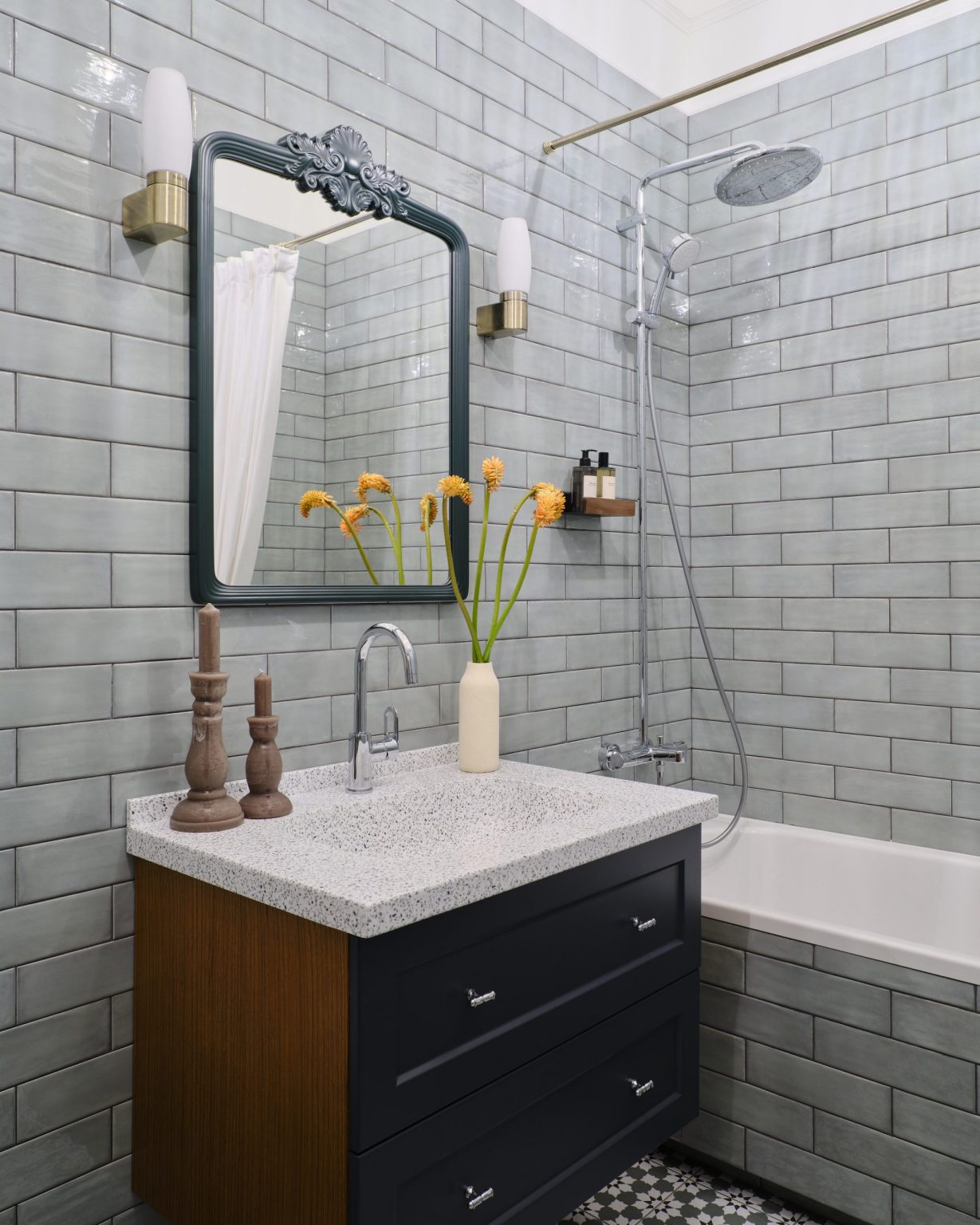 salle de bain bleue appartement 100m2 décoration vintage et contemporaine