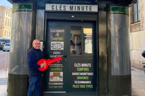 Patrick devant son kiosque du boulevard de Strasbourg.