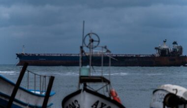 Le pétrolier Kairos, un navire battant pavillon gambien qui ferait partie de la flotte fantôme russe, reste ancré le 8 décembre 2025 à Ahtopol, en Bulgarie.