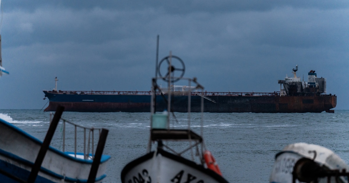 Le pétrolier Kairos, un navire battant pavillon gambien qui ferait partie de la flotte fantôme russe, reste ancré le 8 décembre 2025 à Ahtopol, en Bulgarie.