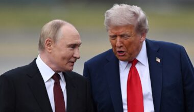 Le président américain Donald Trump et le président russe Vladimir Poutine sur le tarmac, avant un sommet entre les États-Unis et la Russie sur l'Ukraine en Alaska, le 15 août 2025.