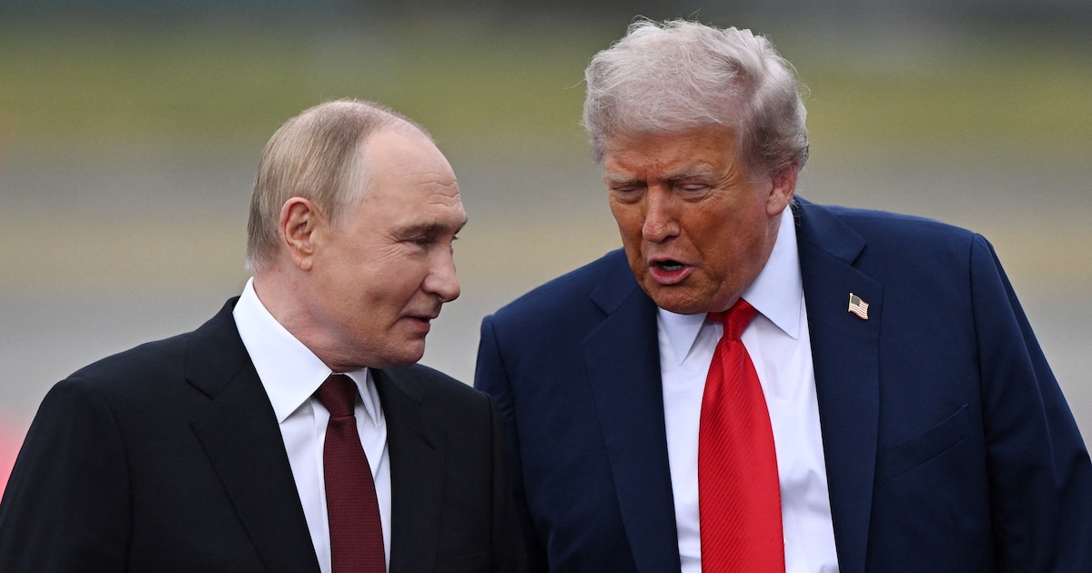 Le président américain Donald Trump et le président russe Vladimir Poutine sur le tarmac, avant un sommet entre les États-Unis et la Russie sur l'Ukraine en Alaska, le 15 août 2025.