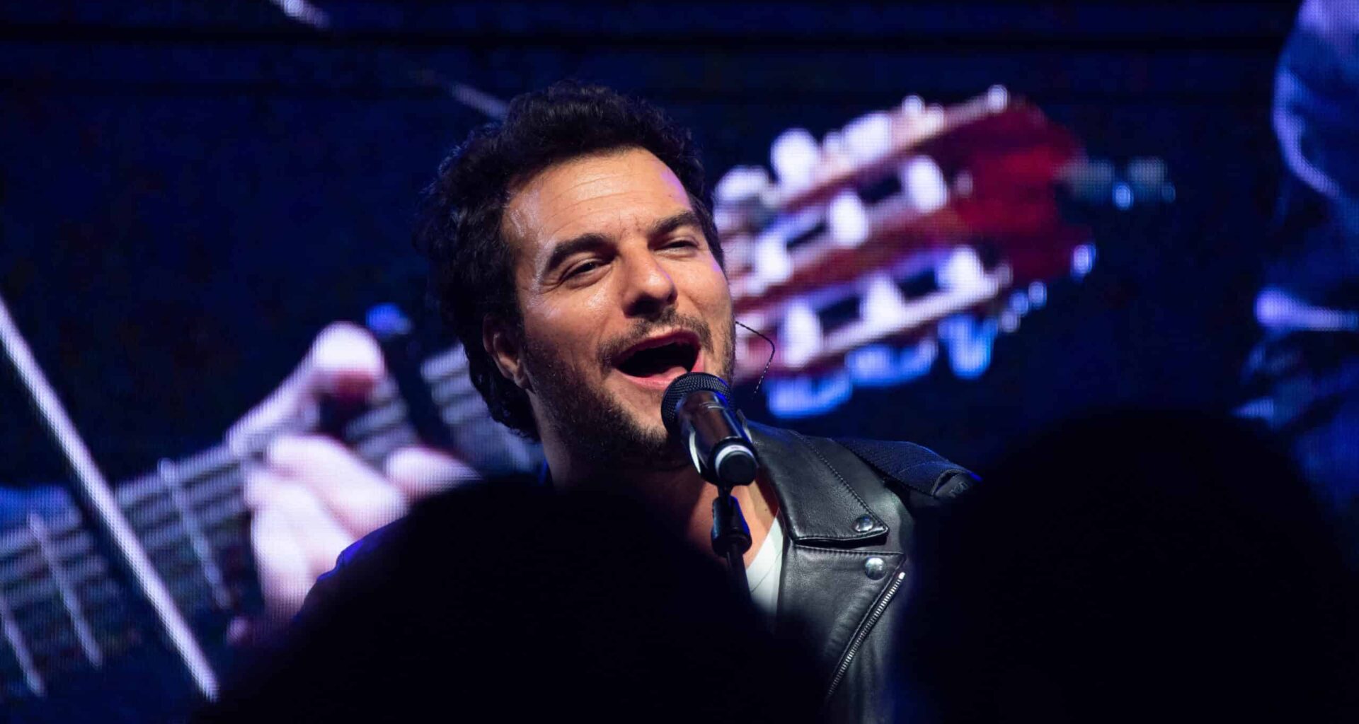 "Les médecins l’interdisent formellement", Amir annonce à son public l’annulation d’un concert en dernière minute