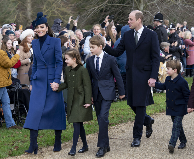 La princesse Catherine, et le prince William avec leurs trois enfants Georges, Charlotte et Louis à la marche de Sandringham, le 25 décembre 2023.
