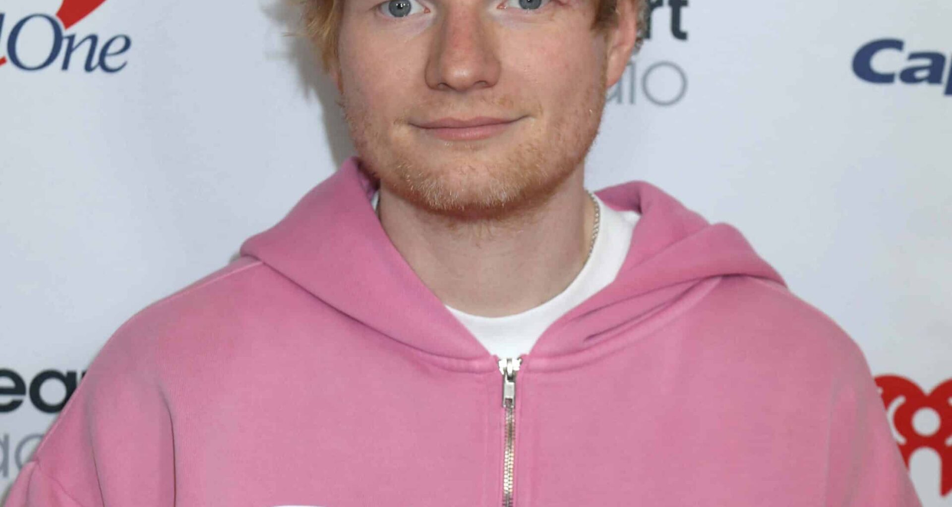 Ed Sheeran : choc, le chanteur dévoile son torse musclé et entièrement tatoué