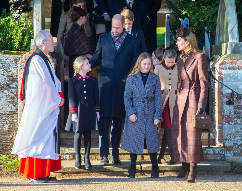 D'un geste tendre, le prince William guide sa petite-cousine Lena.