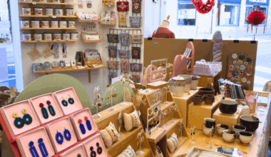 1. Accessoires de décoration et bijoux artisanaux dans une boutique à Nantes, France.