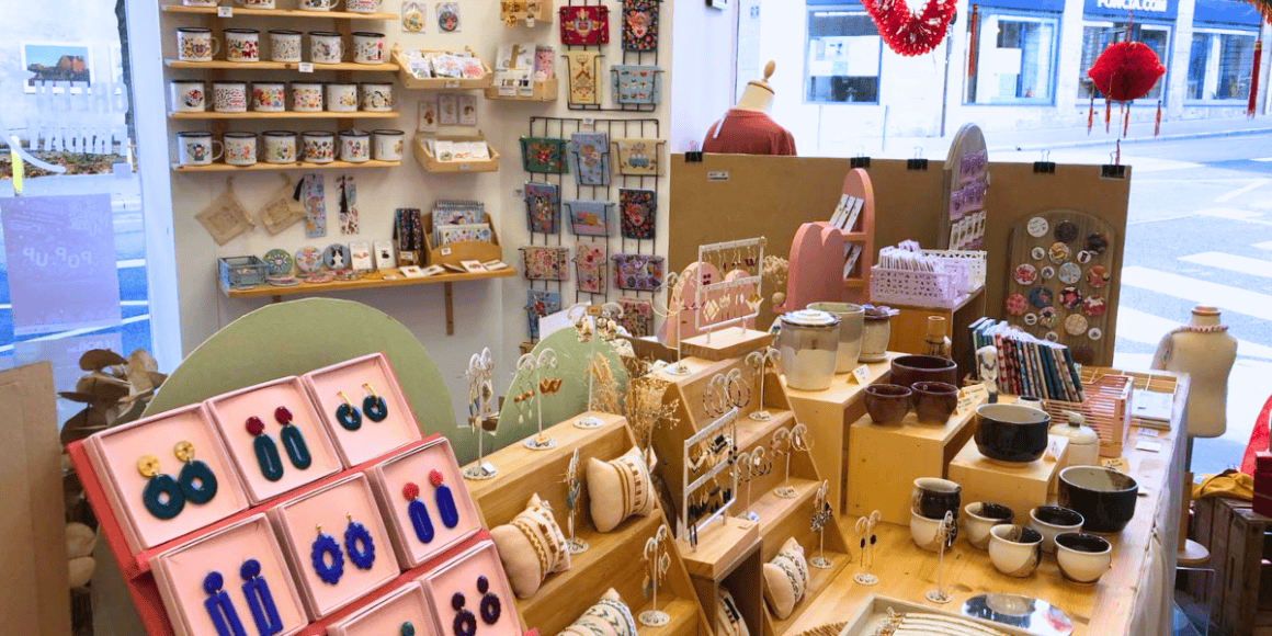 1. Accessoires de décoration et bijoux artisanaux dans une boutique à Nantes, France.