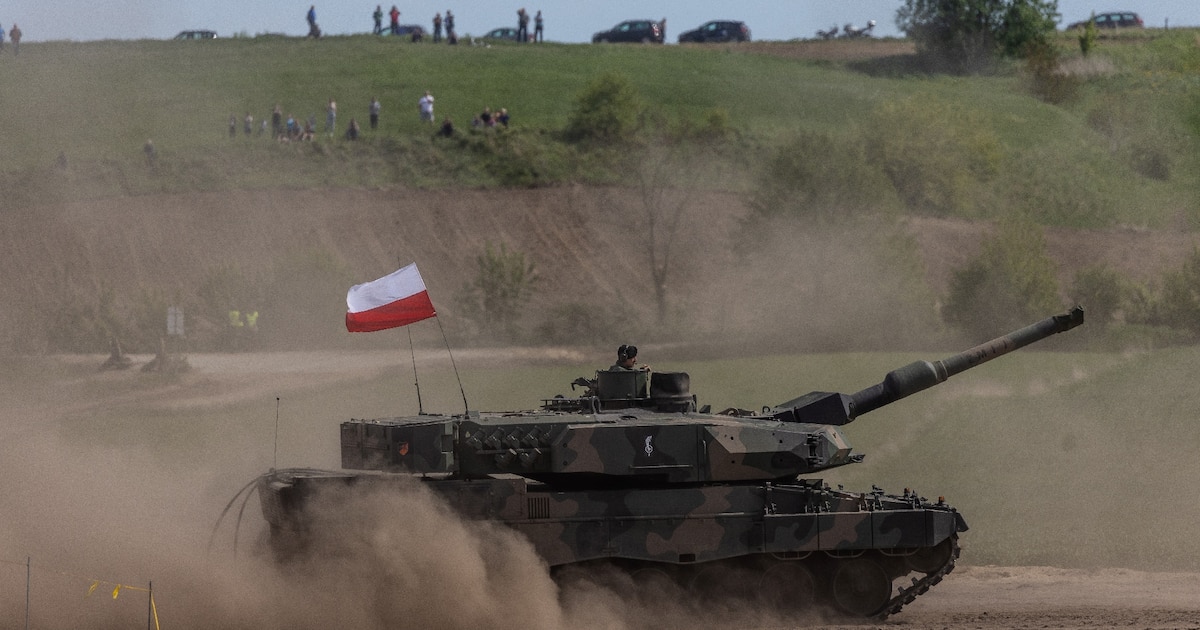 Un char allemand Leopard 2 de l'armée polonaise en exercices en Pologne le 19 mai 2022