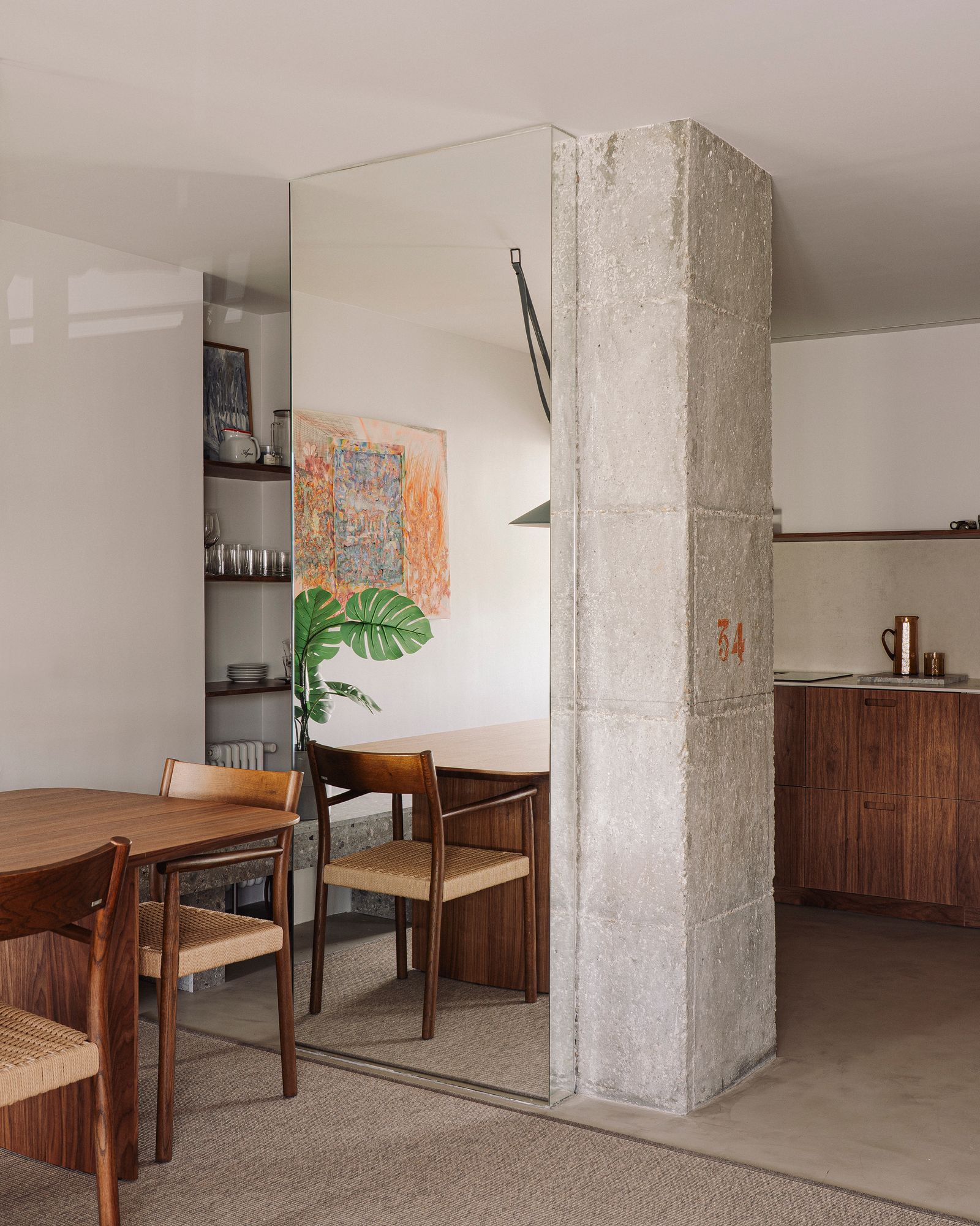 Tosen Design a fait preuve de crativit et le petit couloir de la cuisine qui ne pouvait pas être dplac a t recouvert de...