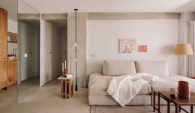 À Madrid, un appartement des années 1970 tout en bois chaud et béton brut