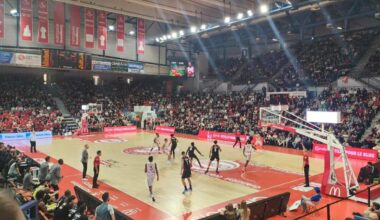 un lancé de peluche avant le match
