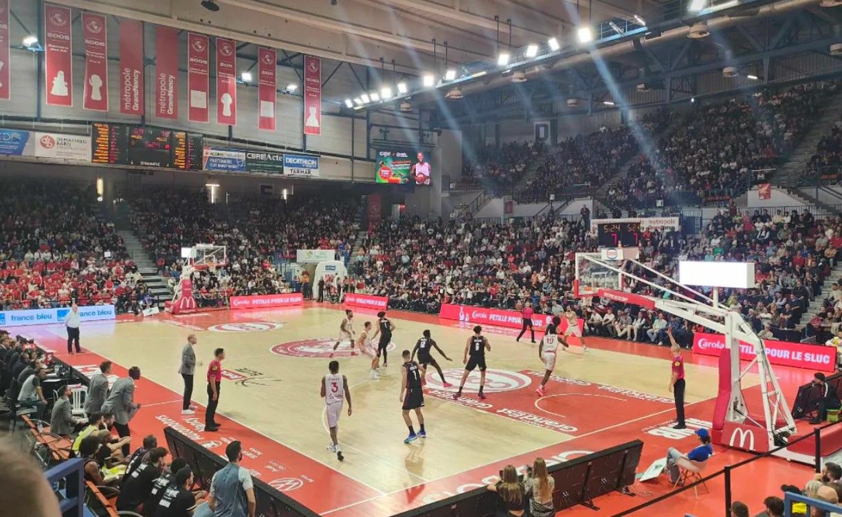 un lancé de peluche avant le match