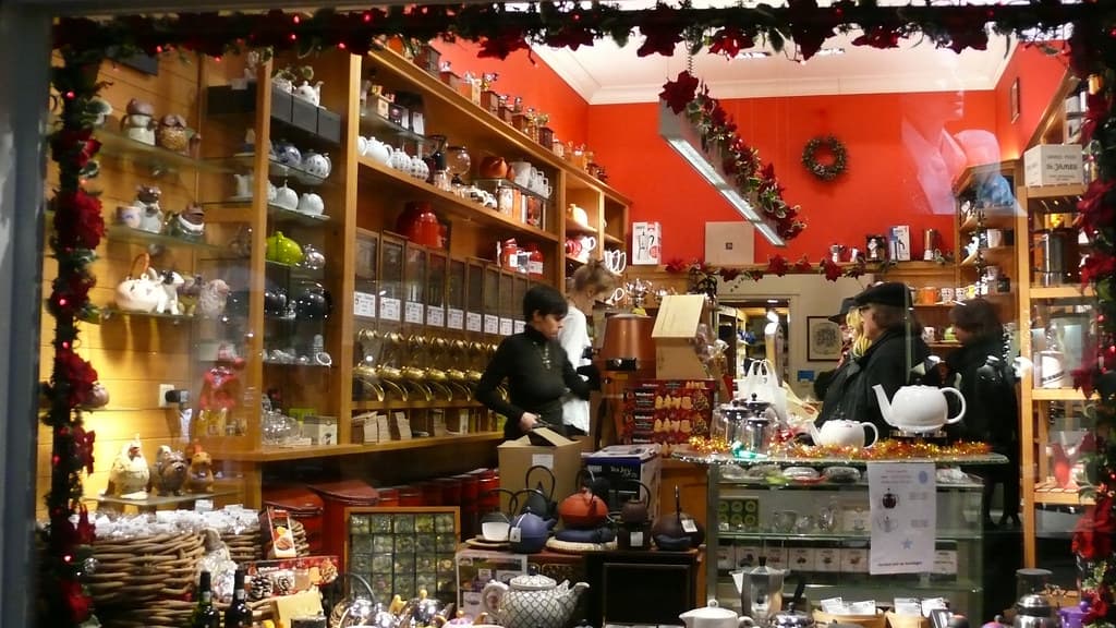 Des clients en caisse dans une boutique de vaisselle à la période de Noël.