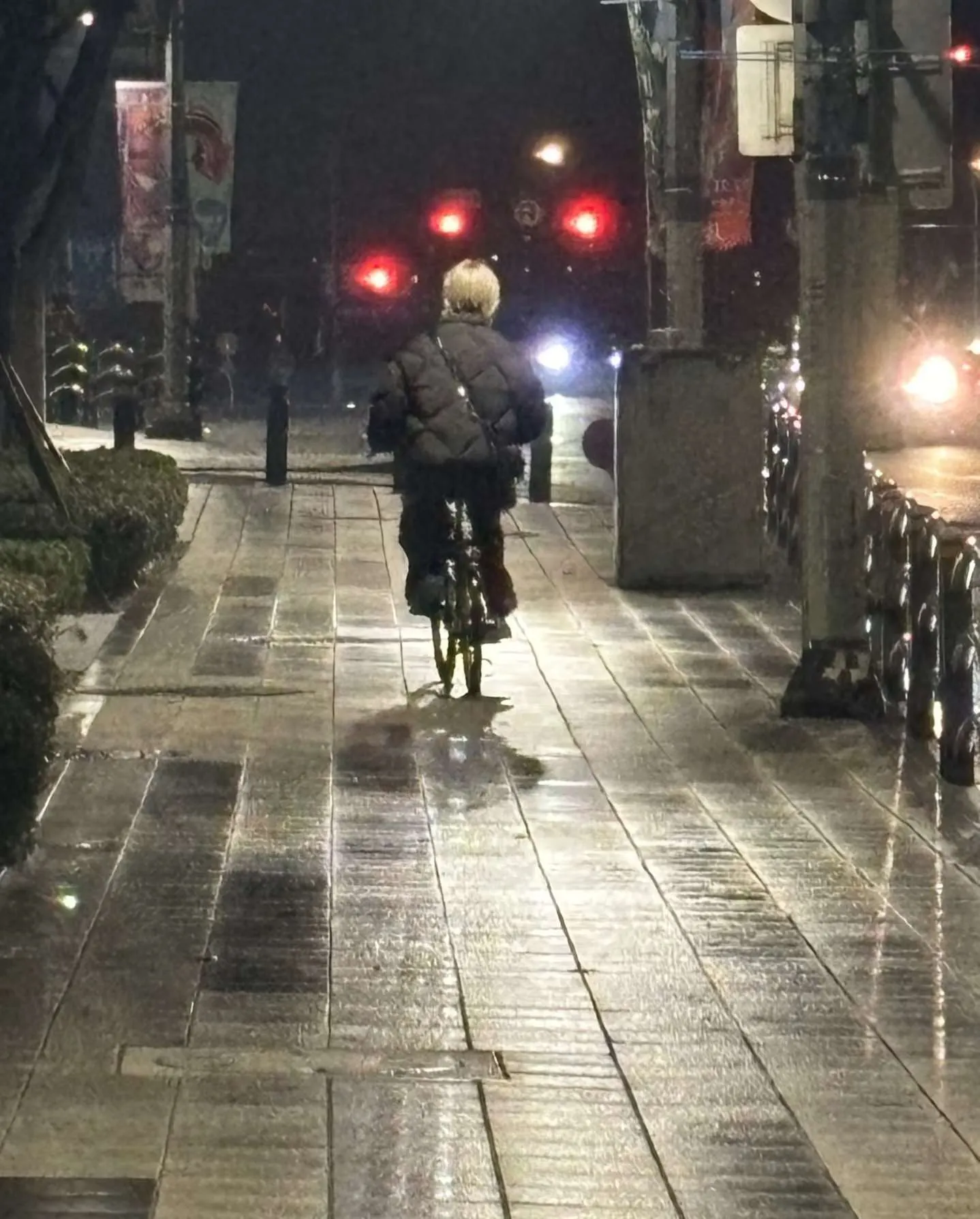 Des photos de Jimin quittant HYBE à vélo tard inquiètent les fans et provoquent des réactions en ligne