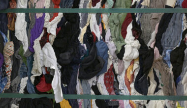 En France, les associations de seconde-main croulent sous les vêtements usagés - Reportage France