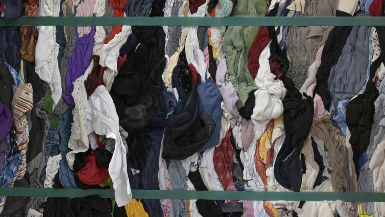 En France, les associations de seconde-main croulent sous les vêtements usagés - Reportage France
