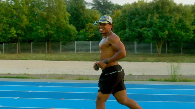 Adepte des défis sportifs, Joey Blanc, dit "Joey tryhard", prendra pour la première fois le départ de la course phare des 40 bosses, considérée comme le trail le plus dur d'Ile-de-France.