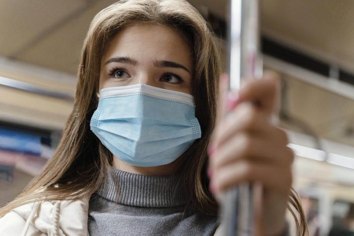 Épidémie de grippe le masque est il obligatoire en France gestes barrières Ma Santé Une femme qui porte le masque, même s'il n'est pas obligatoire, pour se protéger pendant l'épidémie de grippe.