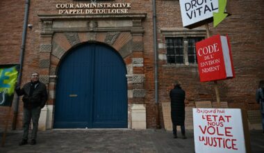 Un homme brandit une pancarte lors d’une manifestation contre le projet d’autoroute A69, devant la cour administrative d’appel à Toulouse, le 11 décembre 2025