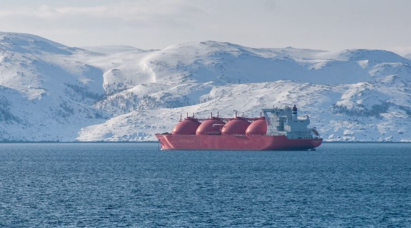 LEs flux de GNL entre la Russie et la Chine se transfèrent du navire au gazoduc
