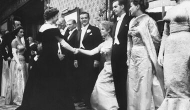 Brigitte Bardot fait la plus royale des révérences...