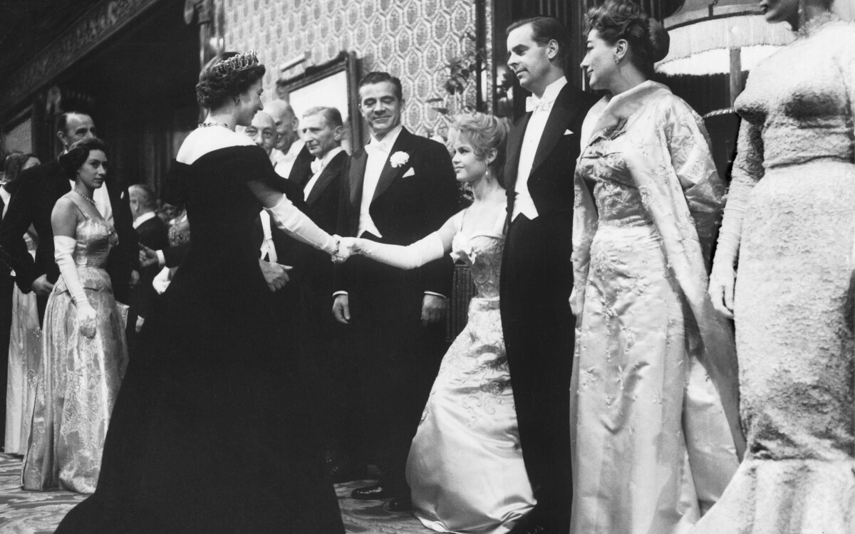 Brigitte Bardot fait la plus royale des révérences...