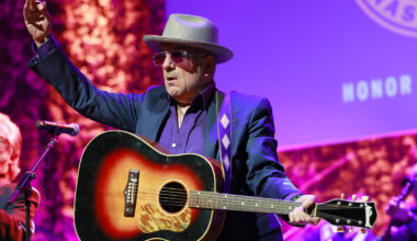 Elvis Costello a annoncé une tournée au Royaume-Uni l'été prochain